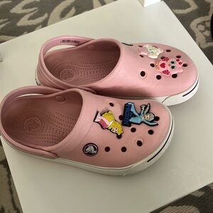 Light pink girls crocs with charms 🩷